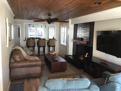 Private Courtyard, Hot Tub, Reserved Parking, HVAC, Steps to Bay Beach