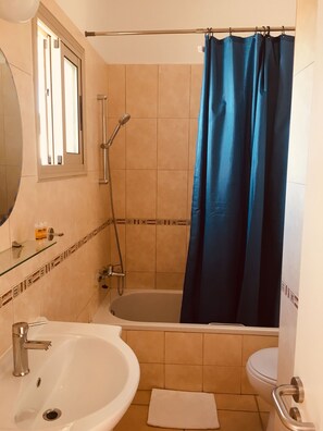 Baignoire, sèche-cheveux, serviettes fournies, savon