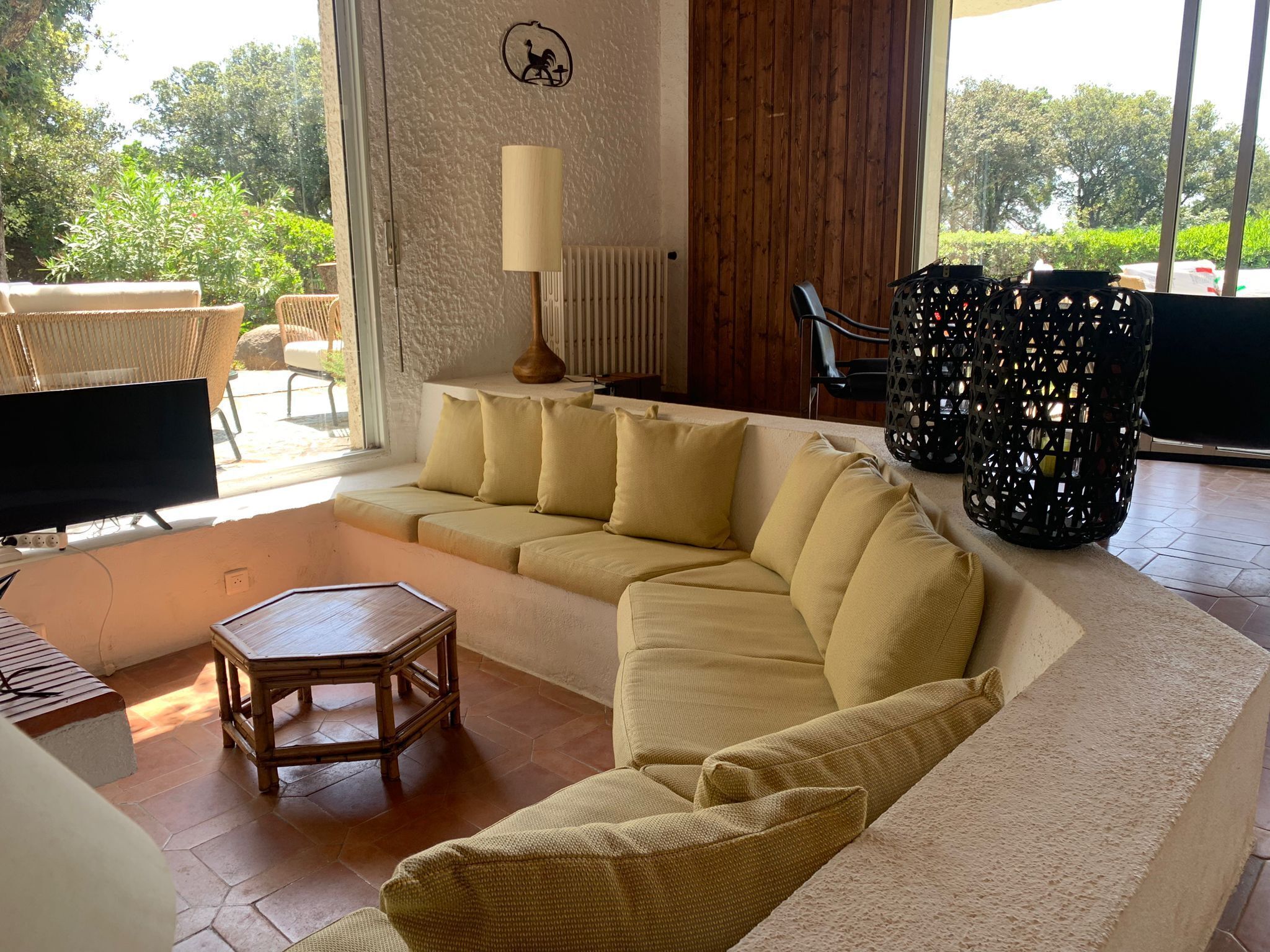 Séjour lumineux donnant sur le jardin 