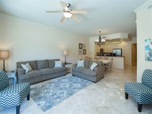 Leilighet, 3 soverom | Oppholdsrom | En 32-tommers TV med kabel-kanaler