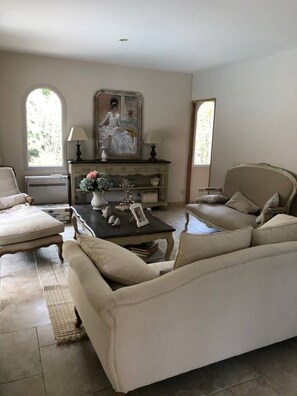 Télévision, lecteur de DVD, livres, chaîne hi-fi