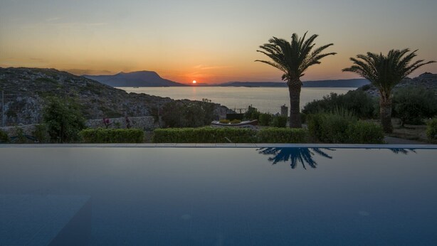 A swimming pool with a sunset view, palm trees, and a mountainous landscape. - 100mt to the Beach ★ Stunning Sunset ★ Private pool ★ Exclusive location (Kokkino Chorio)