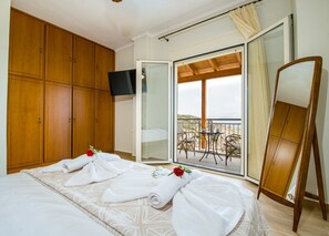 3 makuuhuonetta, työpöytä, silitysrauta/-lauta, vauvan matkasänky