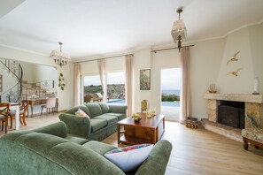 Smart TV, fireplace, table tennis