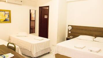 Quarto quádruplo executivo | Frigobar, espaço de trabalho para notebook, cortinas blackout