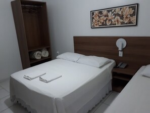 Minibar, espacio para trabajar con laptop y cortinas blackout 