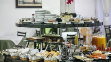Café da manhã com buffet grátis todos os dias