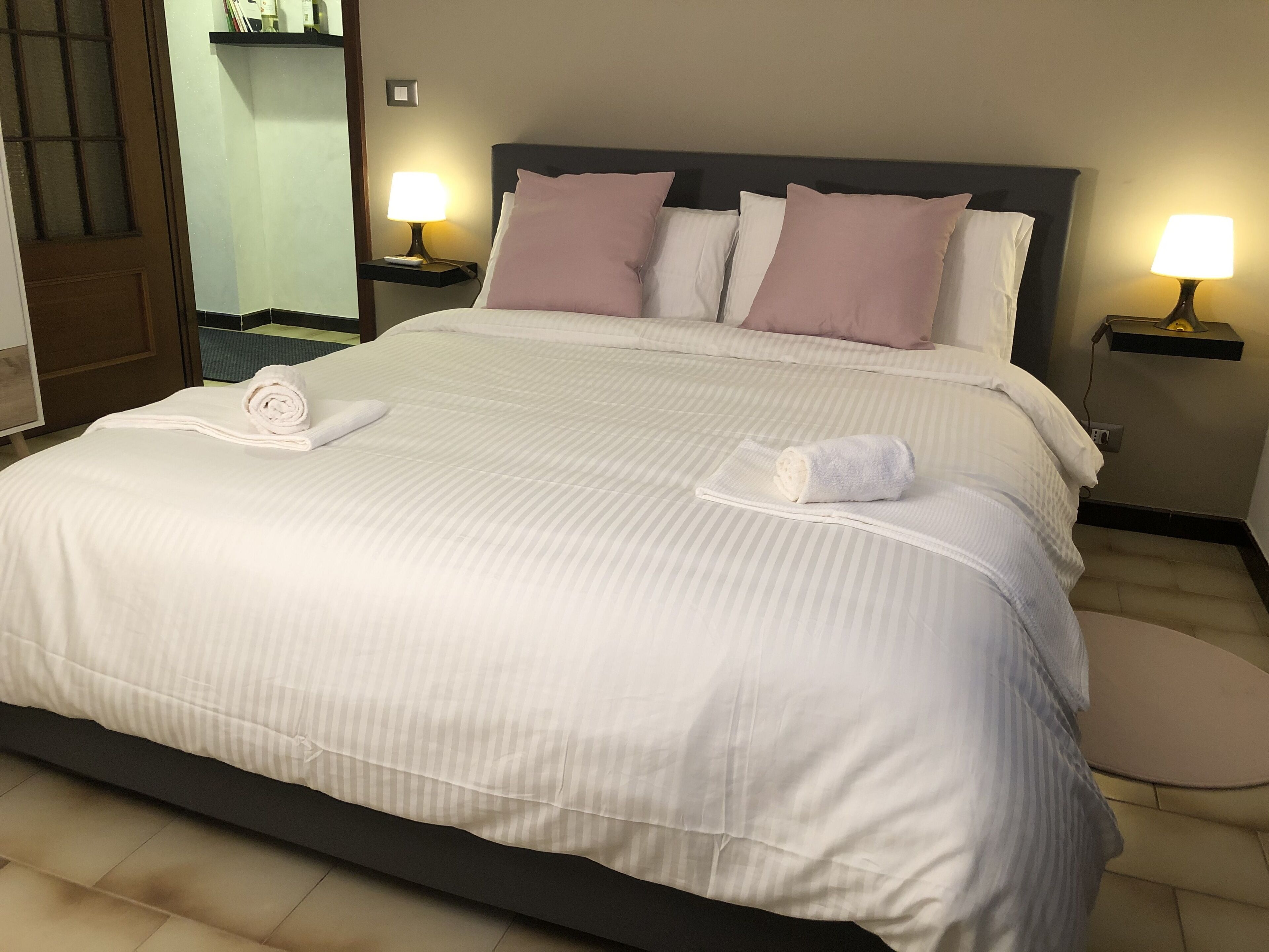  Cat on the Moon, at the door of the Langhe 