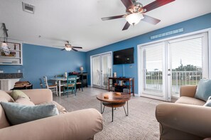 公寓客房, 2 間臥室 | 客廳 | 32-吋平面電視、有線頻道、電視