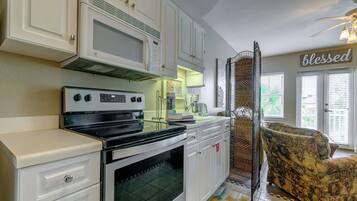 Condo, 1 Bedroom | Private kitchen