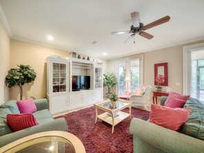 Kondominium, 2 kamar tidur | Ruang keluarga | Televisi layar datar 32-inci dengan saluran TV kabel dan TV