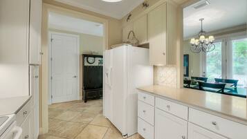 Condo, 2 Bedrooms | Private kitchen