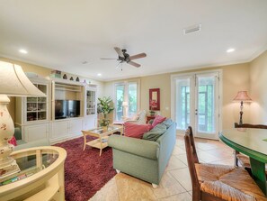 Kondominium, 2 kamar tidur | Ruang keluarga | Televisi layar datar 32-inci dengan saluran TV kabel dan TV