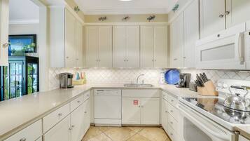 Condo, 2 Bedrooms | Private kitchen