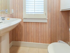Casa, 2 habitaciones | Baño | Toallas