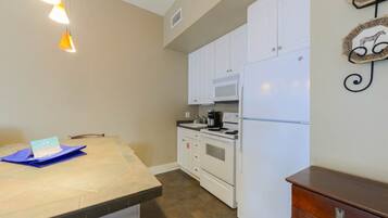 Condo, 1 Bedroom | Private kitchen