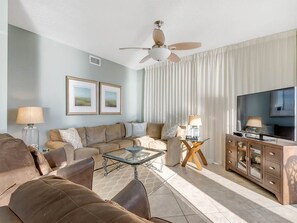 Condo, 3 Bedrooms | Living room
