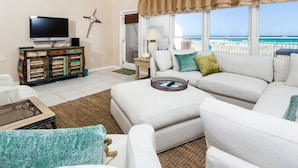 Condo, 4 Bedrooms | Living room | 32-inch flat-screen TV with cable channels, TV - La Casa Rosada (Navarre)