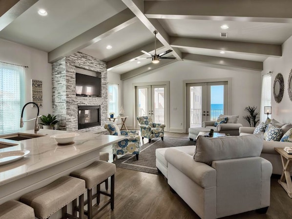 House, 5 Bedrooms | Living room