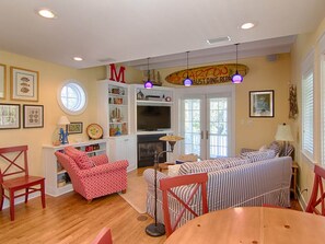 Talo, 3 makuuhuonetta | Olohuone | 32–tuumainen taulutelevisio, jossa kaapelikanavat