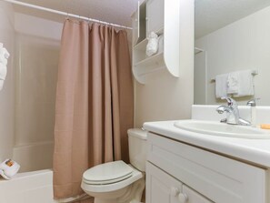 Condo, 2 chambres | Salle de bain | Serviettes fournies