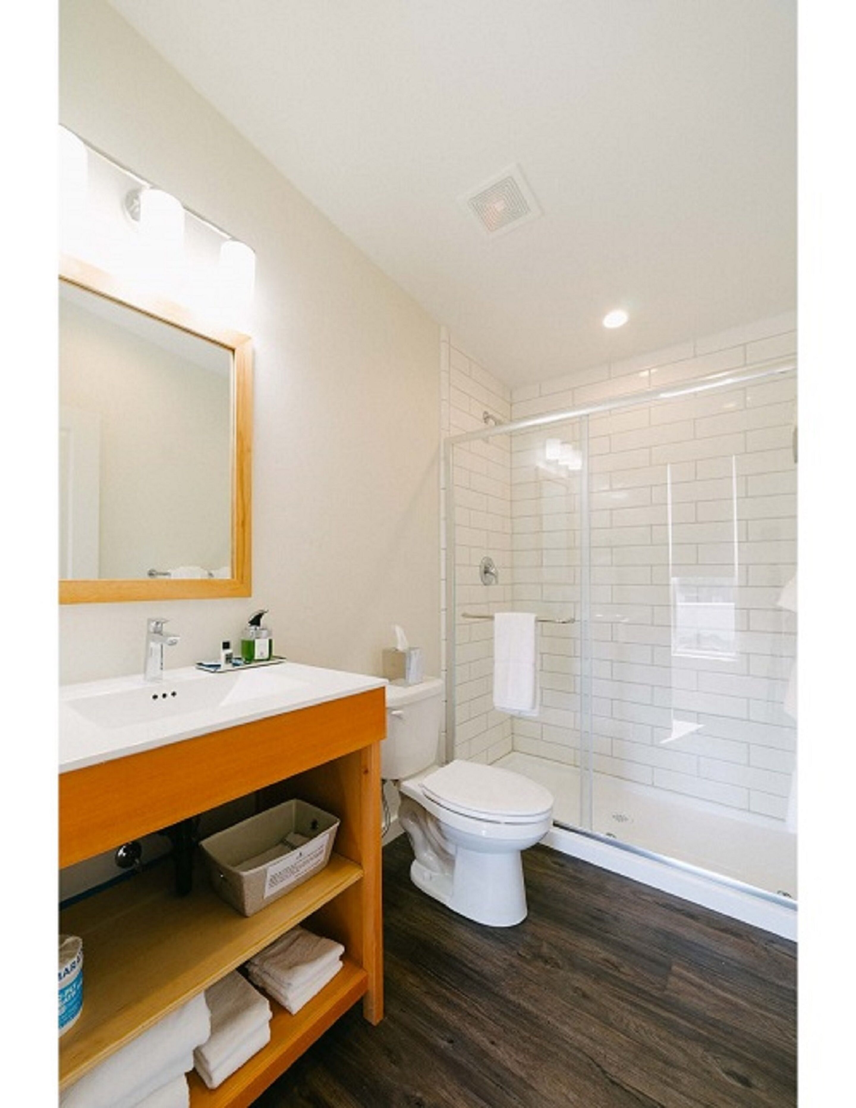 Douche, sèche-cheveux, serviettes fournies, savon