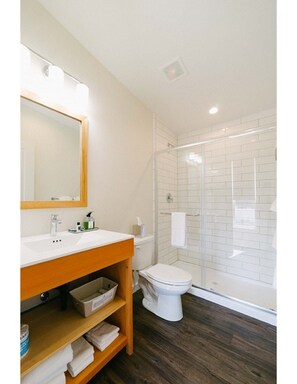 Douche, sèche-cheveux, serviettes fournies, savon