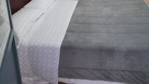 Un dormitorio con cama, armario y puerta.