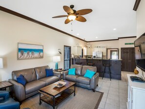 House, 4 Bedrooms | Living room