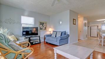 Condo, 2 Bedrooms | Living room | 32-inch TV with cable channels