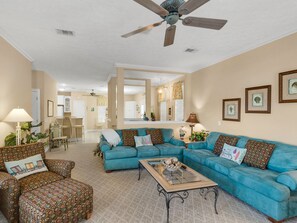 Talo, 4 makuuhuonetta | Olohuone | 32–tuumainen televisio, jossa kaapelikanavat