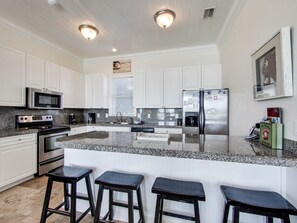 House, 4 Bedrooms | Private kitchen