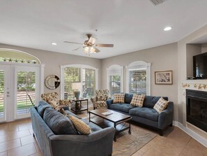 コンドミニアム 3 ベッドルーム | リビングルーム | 32 インチのテレビ (ケーブル放送視聴可)