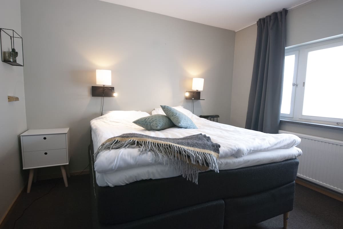 Hypo-allergenic bedding, soundproofing, free WiFi, bed sheets