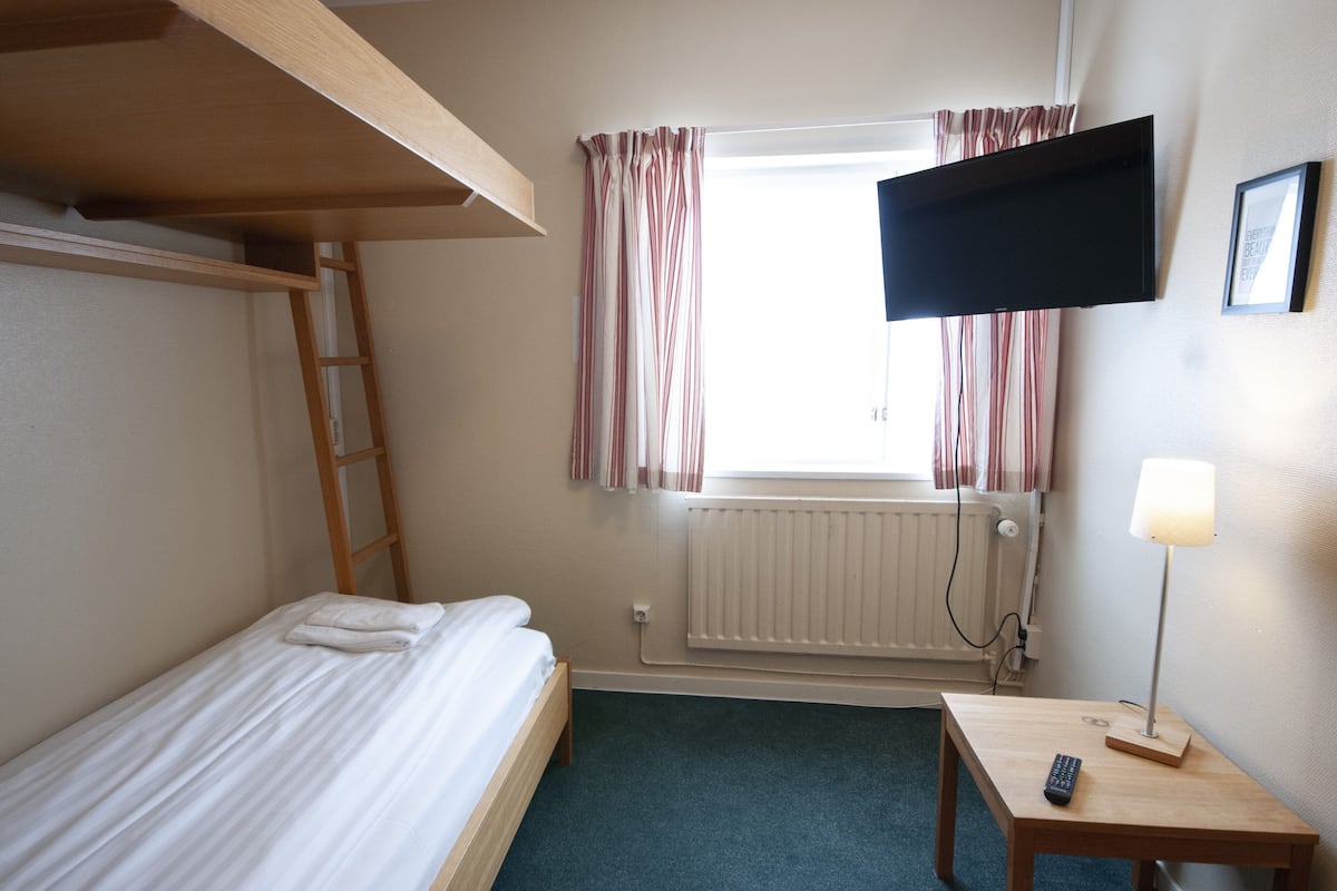Hypo-allergenic bedding, soundproofing, free WiFi, bed sheets