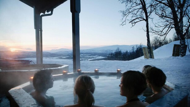 A hot tub with a view of a snowy landscape and mountains in the background. - Hemavans Högfjällshotell (Hemavan)