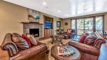 House, Multiple Beds (Lv12: luxury villa walk to the Beach) | Living area | TV