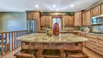 Nhà, nhiều giường (Lv12: luxury villa walk to the Beach) | Bếp riêng | Tủ lạnh, lò vi sóng, bếp nấu, máy rửa bát