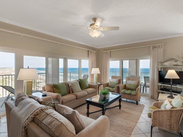 Condo, 3 Bedrooms | Living room