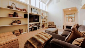Huvila, useita sänkyjä (LX11: Pebble Luxury Estate with 4 Mas) | Olohuone | Televisio, takka, DVD-soitin