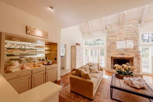 Lx11: Pebble Luxury Estate With 4 Masters on Viscaino!