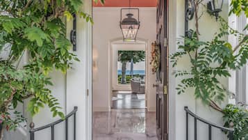 Villa, varias camas (LX2: 18th Hole Pebble Luxury Villa, 3) | Exterior