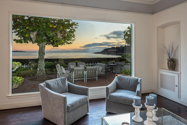 Living room - Lx2: 18th Hole Pebble Luxury Villa, 30 Day min (Pebble Beach)