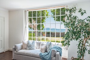 Living room - Lx2: 18th Hole Pebble Luxury Villa, 30 Day min (Pebble Beach)