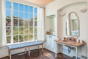 Room - Lx2: 18th Hole Pebble Luxury Villa, 30 Day min (Pebble Beach)