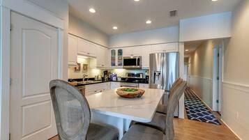 Condo, 3 Bedrooms | Private kitchen