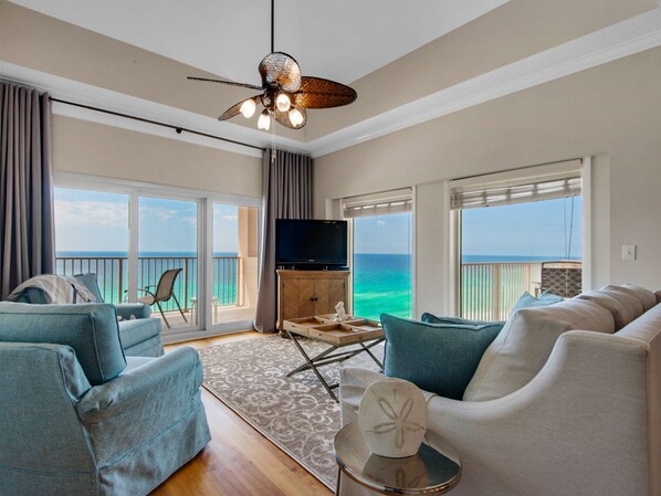 Condo, 3 Bedrooms | Living room