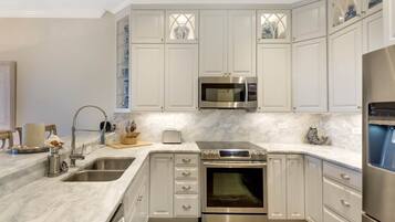 Condo, 3 Bedrooms | Private kitchen