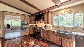 House, Multiple Beds (LX18: Golfer's Dream Retreat Estate) | Private kitchen
