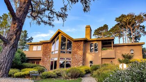 Unclassified image, 4 of 391, button - Lx18: Golfer's Dream Retreat Estate (Pebble Beach)